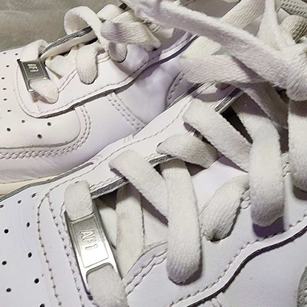 EUC All White Nike AF1'S Youth/Men sz 7, Women's 8.5 Nike Air Force Ones - Picture 2 of 14